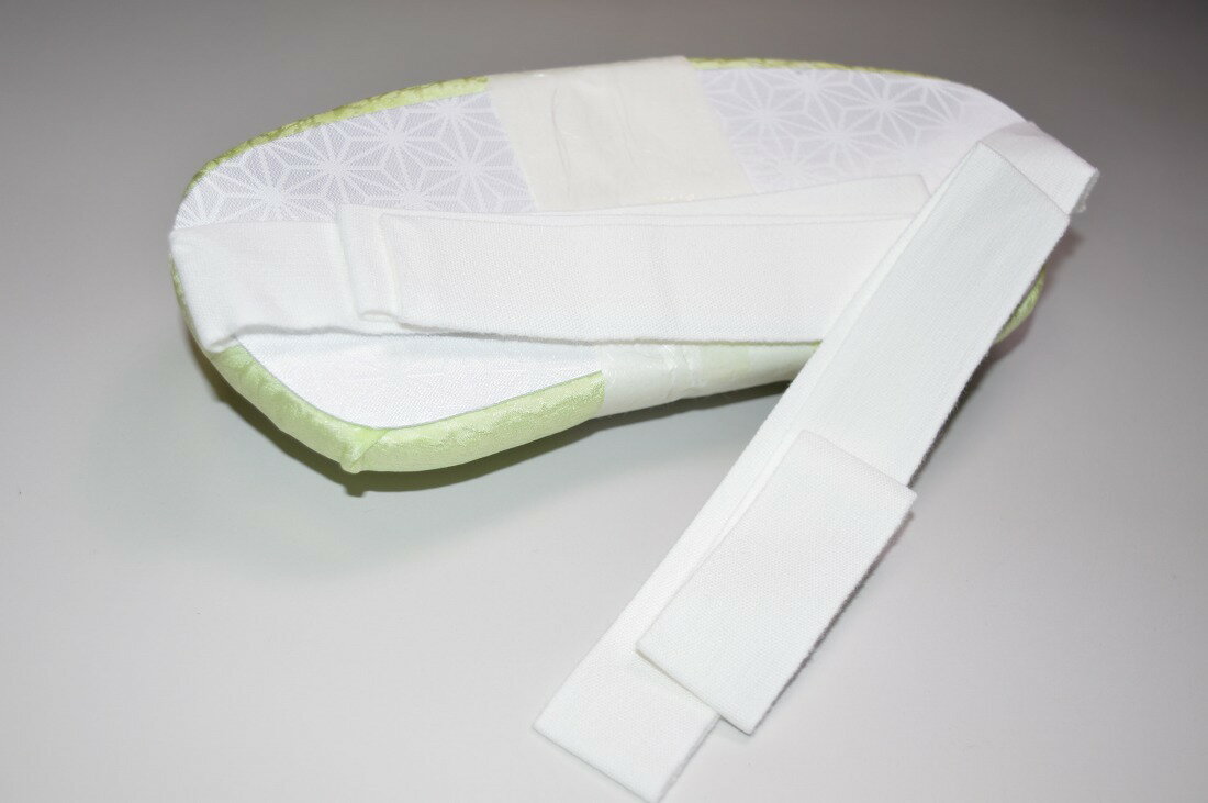 高級和装小物 正絹素材帯枕中サイズ 薄緑・桜柄 No.85中サイズ（紐付き） サイズ 縦 約8.5cm 横 約20.5cm 厚さ 約4.5cm 紐の長さ 片側 約57cm 日本製 着付け小物　着付けグッツ 振り袖着物着付け 結婚式着付け 入学式着物着付け 卒業式着物着付け