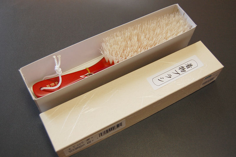 保存できまるきものの命 和装ブラシ 豚毛 着物お手入れグッツ 着物メンテナンス 着物ブラシ 柄素材：ブナ材 サイズ：24.5cm×3.5cm（N-158 No.659）【キモノ仙臺屋の和装小物特集】