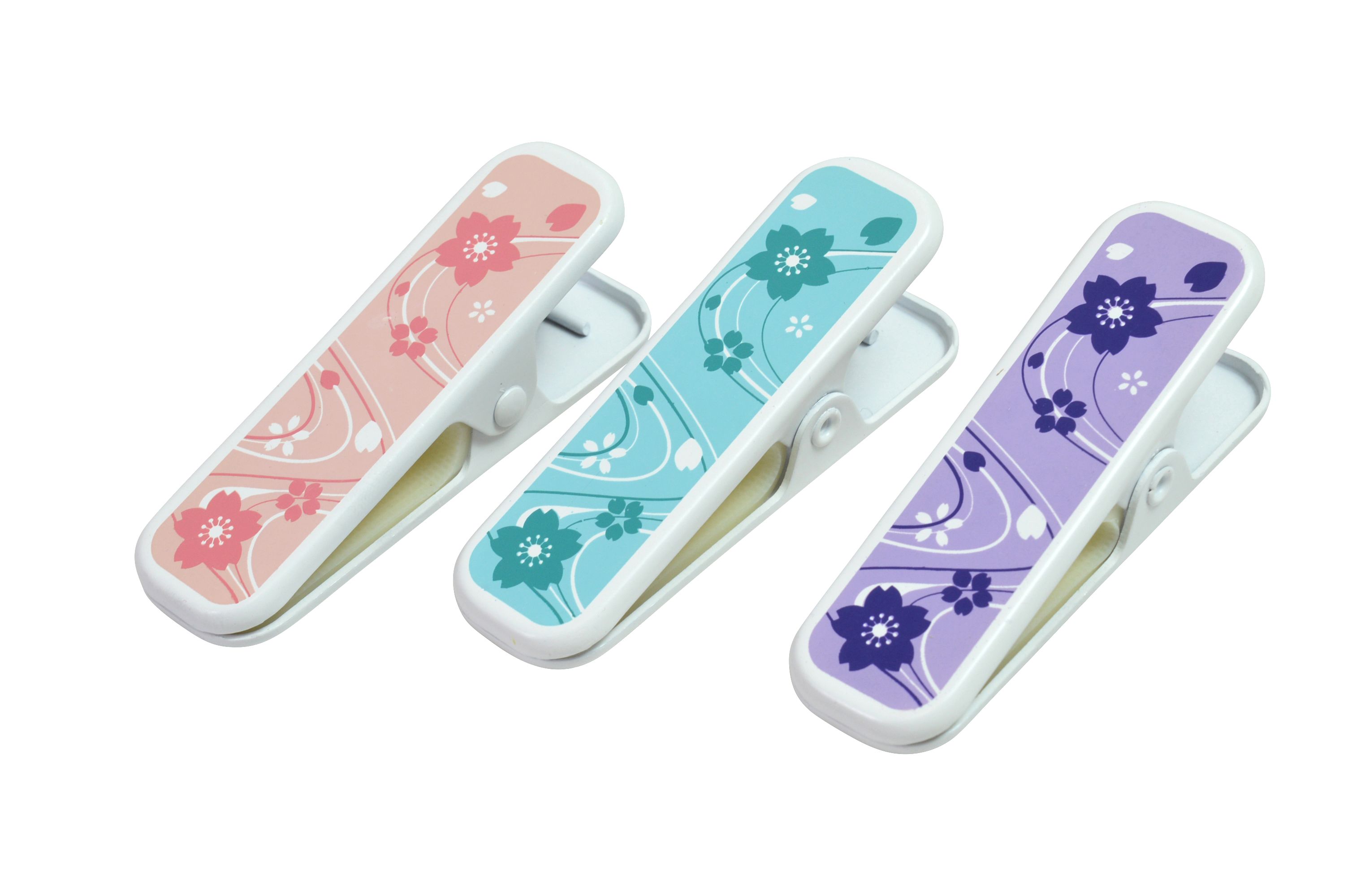 さくらと流水柄 着物クリップ3個セット 長さ7cm 巾2cm キモノクリップ きものクリップ ピンチ 挟む部分の長さ3.5cm ポスト投函 背中心合わせに 着付け仮止めに 材料:本体/アルミニュウム バネ/ステンレスゴム/合成ゴム 加工/樹脂塗装仕上げ 3セットまで 2