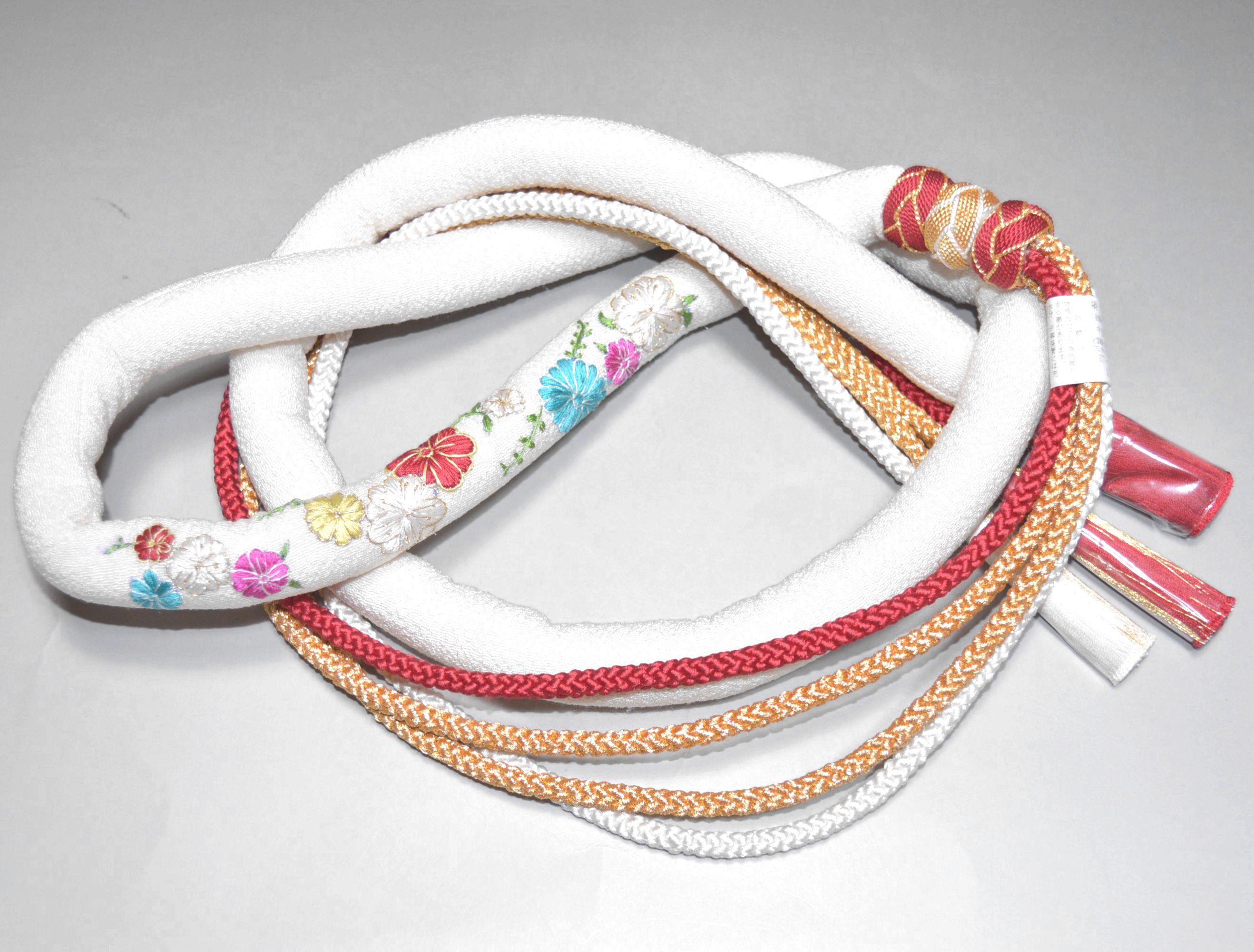 乐天商城 - 振袖用 正絹丸ぐけ刺繍入り帯締め 白色 No.2619 絹100% 帯〆 卒業式 振袖 成人式 袴 帯締め 正絹 ママ振袖リニューアルコーデにおすすめ 正絹素材 振袖 礼装 新品 帯締 振り袖にオススメ 振り袖 晴れ着 卒業式【キモノ仙臺屋の和装小物特集】