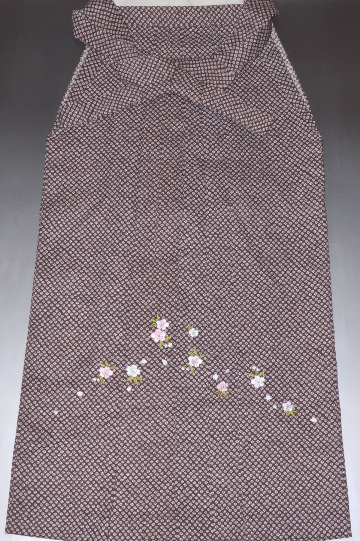 Rakuten - 中古女性袴 卒業式 行灯袴（総柄）定番袴♪ 茶色 刺繍入り No.1038 LLサイズ 99cm（2尺6寸）適応身長約170～175cm 袴 生地しっかり ポリエステル素材 二尺袖 卒業式 成人式 謝恩会 結婚式 はかま 袴レディース 女性 婦人 女物 2尺袖 小学生