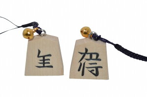銀将(銀)彫タイプ将棋駒ストラップ-No.276木製新槙彫り駒タイプ 宝来鈴付き・日本製品 全長約10センチ 販売単位1個単位 シックな古代紫色紐 和風雑貨 開店祝い プレゼント ギフト 大願成就 家内安全 開運 雑貨【おみやげ】【キモノ仙臺屋の和雑貨特集】