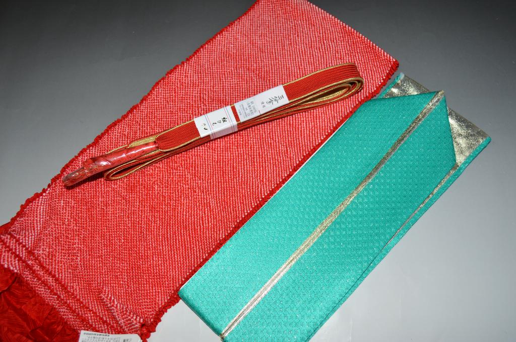 　　正絹帯〆・正絹の帯揚げ 正絹重ね襟の3点セットです。 振り袖用を始め婚礼用に ご利用頂ける品物です。 ほかのセットをみてみる箔 ↓↓↓↓↓↓↓ 【振り袖・礼装用】帯〆 帯揚げ・重ね襟セット