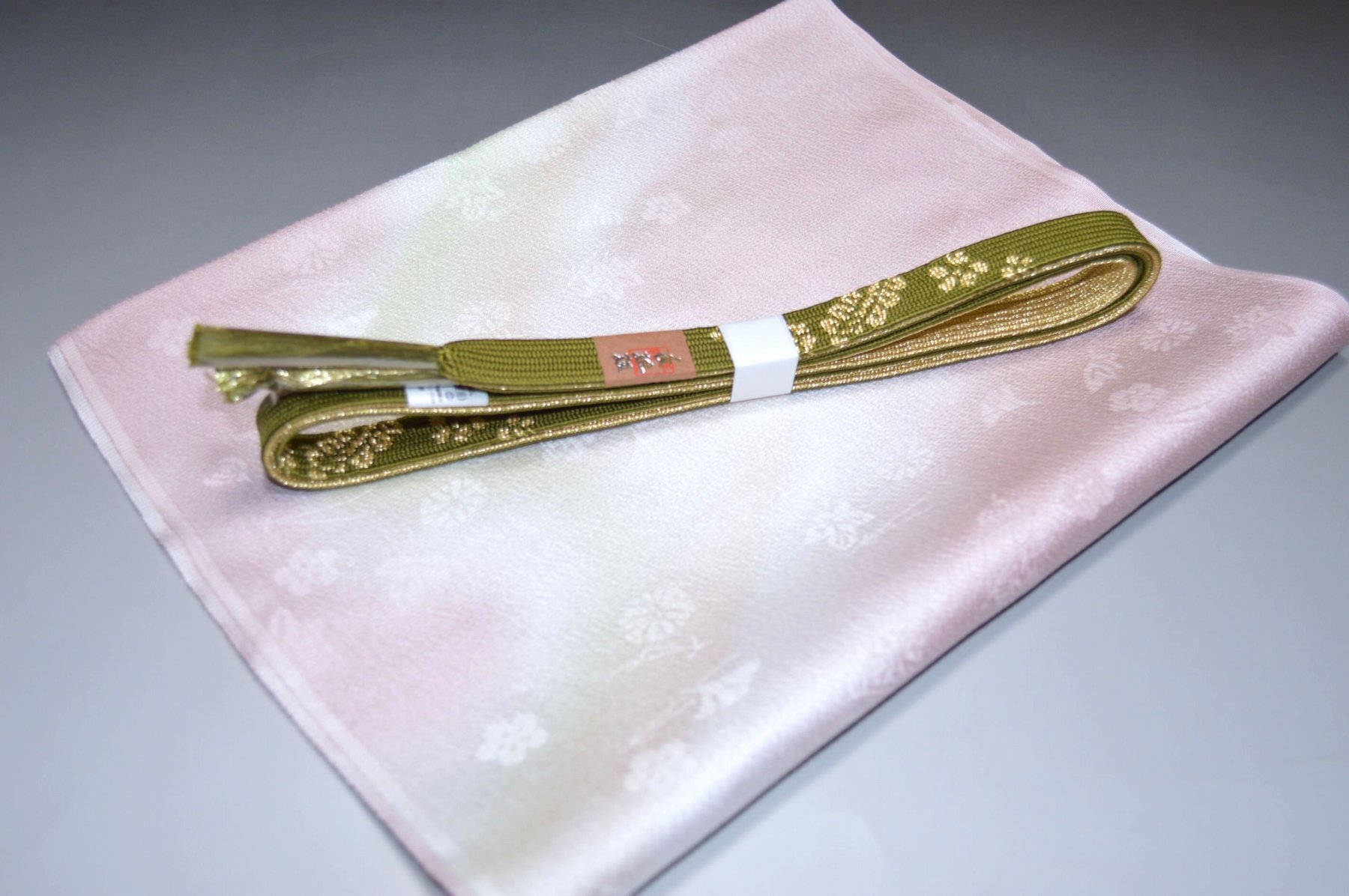 正装用お洒落にオススメ 帯締め帯揚げセット No.25701桜貝色（さくらがいいろ）色系統 正絹 並尺 平組帯締め フォーマル 礼装 お茶会 お食事会 小紋 訪問着 色無地 付下げ 訪問着 色無地 お稽古 訪問着 江戸小紋 色無地 キモノ仙臺屋の和装小物特集