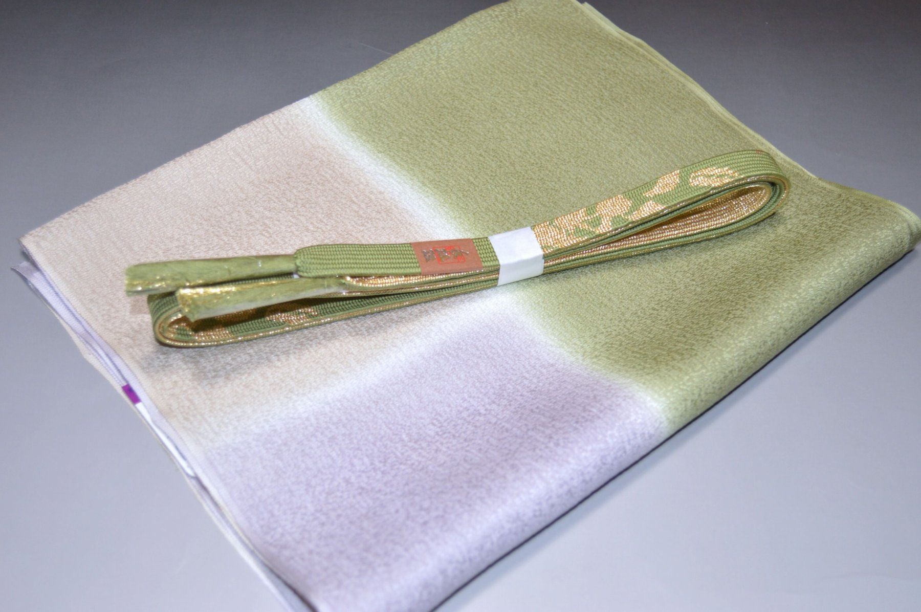 　　素材 絹100％（金糸を除く） 着用可能 きもの 小紋・小紋訪問着・江戸小紋・色無地 付下げ・訪問着・色留袖 着用可能帯 名古屋帯（セミフォーマル） 京袋名古屋帯・袋帯 着用時期 袷きもの着用時期と 袷帯着用時に利用できます。 ※夏物着...