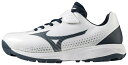 ■メーカー名：MIZUNO（ミズノ） ■品名 ：ライトレボトレーナーJrCR ■品番：11GT222314 ■カラー：●カラー：(14)ホワイトxネイビー ■質量：約195g(21.0cm片方) ■サイズ：18.0～23.0cm ■素材 アッパー：人工皮革 底材：合成底 ■ウィズ：3E相当 ■インソール：GCLインソール、取り外し可 ■軽く、そして柔らかな足入れを追求。ジュニアにお薦めのゴム紐×ベルト仕様。 ■備考 こちらの商品ですが店頭でも販売をしているためご注文後にお取り寄せや在庫切れになる可能性がございます。 中には店頭展示品もございます。 化粧箱が無い場合もございます。 多少の傷・汚れはノークレームにてお願いします。 お急ぎの方や確実なお取り引きをご希望の方は必ずご注文前に在庫のご確認をお願いします。