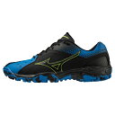 ■メーカー名：mizuno（ミズノ） ■品名：WAVE GAIA 3 ■品番：X1GD1850 ■カラー：05(ブラック×イエロー×ブルー) ■サイズ：22.0～29.0,30cm ■幅ラスト：2E相当 ■素材：アッパー：人工皮革（合成皮革） ■アウトコートで誰よりも目立つ、待望のカラーモデル アッパー本体の人工皮革基布に50％以上のリサイクル素材を使用。 ■備考 こちらの商品ですが店頭でも販売をしているためご注文後にお取り寄せや在庫切れになる可能性がございます。 中には店頭展示品もございます。 化粧箱が無い場合もございます。 多少の傷・汚れはノークレームにてお願いします。 お急ぎの方や確実なお取り引きをご希望の方は必ずご注文前に在庫のご確認をお願いします。 ハンド/ハンドボール/ハンドシューズ/2E/屋外 アウトドアューズ/屋外用/屋外シューズ/黒/ブラック