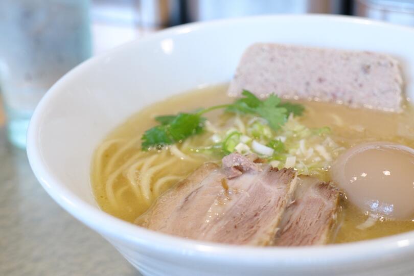 塩ラーメン 送料無料 つらら オホーツクの塩ラーメン 5個セット 乾燥麺 1食入 北海道 お土産 袋麺 オホーツク 海水100％の塩 インスタントラーメン 塩 スープ付き お土産 ギフト マツコの知らない世界