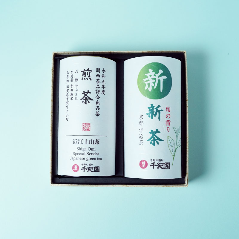 --- 名称 宇治新茶、品評会茶（煎茶） 原材料名 緑茶 産地 宇治新茶：京都府相楽郡和束町 品評会茶（煎茶）：滋賀県甲賀市土山産 内容量 宇治新茶：104g×1本 品評会茶（煎茶）：80g×1本 賞味期限 宇治新茶：6ヶ月（開封前） 品評会茶（煎茶）：6ヶ月 外箱サイズ 縦18cm×横18.5cm×高さ9cm 保存方法 高温多湿を避け移り香にご注意ください。 注意事項 ●のし、包装の対応が可能です。 ご希望の配送日時にお届けします。地域によりご希望に添えない場合もございます。▽有料オプション▽メッセージカード22円ご購入はこちらメッセージ付き緑茶259円ご購入はこちら手提げ袋（小）22円ご購入はこちら