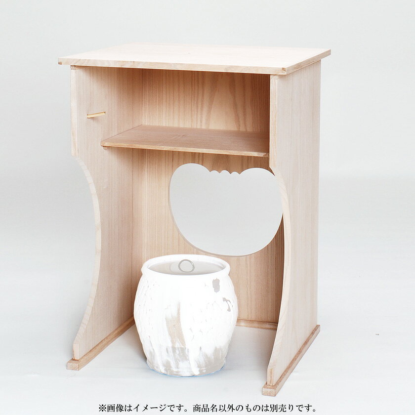 初心者 の方の練習 お稽古 向けから、本格的な 茶事 茶会 での お道具 まで、幅広く取り扱っております。 ホテル 料亭 旅館 等の業務用の茶道具の販売も承ります。 表千家 裏千家 武者小路千家 など流派によりお使いいただけるかどうかは お稽古 元の先生にご確認ください。 茶道具 茶道 道具 茶道道具 お茶道具 茶の道具 茶の湯 抹茶 茶事 茶会 点前 稽古 さどう サドウ さどうぐ サドウグ ちゃどう チャドウ ちゃどうぐ チャドウグ ちゃのゆ チャノユ まっちゃ マッチャ 通販 つうはん ツウハン 千紀園 せんきえん センキエン 楽天 らくてん ラクテン作家・作品名小林幸斎作・桐　抱清棚　組立式　吸江斎好写詳細 抱清棚 吸江斎好・・利休形道幸の二つ切りの寸法から吸江斎が好まれたもので、桐木地。 向こうの見付に香狭間透しがあり、中の棚板は取り出すようになっており、取り出して旅箪笥の芝点のように扱うこともある。 左の内部に柄杓釘がある。地板がないから水指は運びになる。 炉、風炉ともに用いる。 箱---寸法---商品番号104116[stc010-038-29-棚-31]注意●商品の質感・色は、お客様のご使用のモニターやブラウザなどの環境により、実物と異なる場合がございます。ご了承ください。●在庫の状況により、発送までお時間をいただく場合がございます。お急ぎの場合は事前にお問い合わせください。●商品の在庫は、実店舗と共有しております。また、季節商品は数に限りがございます。在庫切れにも関わらず、ご注文が完了してしまう場合がございます。在庫切れの場合、生産状況によりお届けが遅れる場合は、メールまたはお電話にて連絡いたします。●掛物・茶杓など、お届けまでに約1ヶ月お待ちいただく場合がございます。※掛物は、写真と表具が異なる場合がございます。 【萬福堂楽入】はこちら【楽入印】はこちら【楽入窯製】はこちら■■ポイント最大18倍■■（楽天カードご利用ならばポイント3倍以上）▲▲詳しくはこちらをクリック▲▲