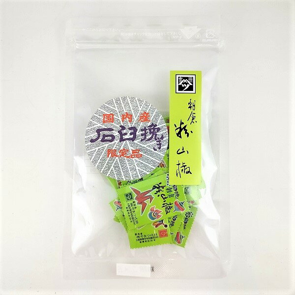 「やまつ辻田」は大阪・堺の老舗、唐がらし・和風調味料の専門店。 厳選素材を石臼で挽き、調合した山椒や・和風調味料は一振り掛ければ、どんな料理もプロの味に！ 国内の山深い里で農家と契約栽培している朝倉粉山椒は新芽や若実の、みずみずしく華やかな香りを保ち続けます。 昔ながらの石臼製法でじっくり風味を引き出している山椒は、熱で香りや色味を損なう事はありません。 そのまま使っても、山椒塩（山椒3・塩1）で焼肉や天ぷらなどにも最適です。 一口サイズなので、ちょっと使いたい分だけ・お弁当添えたりと便利です。 名称：ひとくち粉山椒 原材料名：写真参照 栄養成分表示：写真参照 内容量：1食分×25袋 賞味期限：製造から1年 ※最新の賞味期限の商品をお送りするよう心がけておりますが、詳しくお聞きになりたい場合は、お問い合わせください。 保存方法：冷暗所で保存してください。 　　　　　開封後は冷凍庫での保管をオススメ致します。 製造者：株式会社やまつ辻田 大阪府堺市中区福田280 ＊メール便の為ポスト投函になります。日付指定不可となります。ご了承くださいませ。 また、メール便対応のみとなりますので、購入上限が10個となっております。 10個以上をお買い上げ希望のお客様は先にお問合せくださいませ。