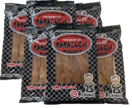 かみかみこんにゃく6個入り|ブラックペッパー味 ヒルナンデス放送後、爆売れ中!! リピーター続出商品です♡ 手軽に美味しく健康に！ 発売から25年以上のロングセラーの商品です。 食物繊維とカルシウムを豊富に含んだこんにゃく。 健康志向が強まってきた近年は、こんにゃくの有用性である【腹持ちの良さ・お通じ改善】を理由に、 女性誌やテレビなどの健康特集で取り上げて頂いております。 そのおかげもありまして、今では購入者の七割以上が女性となっております。 独自製法のこんにゃくを大釜でじっくりコトコト煮込み味付け。 一枚一枚手作業で並べ、乾燥機でセミドライに。 あのプリプリのこんにゃくが、ビーフジャーキーのようなおつまみに大変身です。 【商品名】かみかみこんにゃく ブラックペッパー味50g 【原材料】こんにゃく粉（群馬県産）、澱粉、砂糖、ローストビーフシーズニング（食塩・胡椒・乳糖・玉ねぎ・にんにく・ブドウ糖・その他）、ビーフエキスパウダー、醤油、オニオンパウダー、ガーリックパウダー/トレハロース、調味料（アミノ酸等）、リン酸塩（Na）、水酸化Ca（こんにゃく用凝固剤）、増粘多糖類、（一部に小麦・乳成分・玉子・大豆・牛肉・豚肉・鶏肉を含む） 常温、宅急便コンパクト（対面配達）にてお届けになります。 【賞味期限】製造から300日ほど