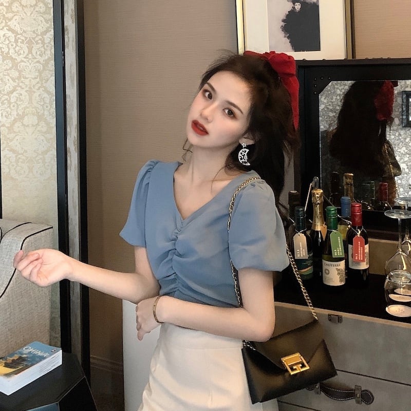 首回りをスッキリとみせてくれるスクエアネックが目を惹くポイントのブラウス。ストンとした落ち感があり女性らしいシルエットになっています。今年らしいナチュラルな風合いも魅力のひとつ。女性らしい印象のブラウスなので、デニムなどパンツとのバランスがとても良く、大人カジュアルコーデにぴったりのアイテムです。「カラー」ホワイト ブラック イエロー ブルー ピンク レッドFREE /着丈 41cm /胸囲 86cm /袖丈 27cm /肩幅 33￣37cmコットン※サイズは2-3センチの誤差がある場合があります。その場合はお客様都合で返品が可能です。※海外製品のため検品基準が日本とは異なり、検品はしておりますが縫製や仕立てに若干の甘さがある場合がございます。その場合はお客様都合で返品が可能です。※商品のカラー、素材は屋内や光源の度合で画像と誤差が出る場合がございます。その場合はお客様都合で返品が可能です。※お取り寄せ商品のためご注文後に欠品になる場合がございます。その場合は代替品のご提供又はお客様都合で返品が可能です。※製造ロットの関係上商品写真よりデザイン変更がある場合があります。その場合は代替品のご提供又はお客様都合で返品が可能です。※在庫状況が不安な場合は購入前にご連絡頂ければ在庫確認を行いますので遠慮なくお申し付けください。 ＜お客様都合で返品も可能で安心です。＞ ※商品到着後10日以内であれば、商品のイメージが違った、色味が違った、サイズが違った、デザインが違ったという理由でもお客様都合で返品が可能です。（返品時の送料のみお客様の負担になります。）よって、安心してご購入いただけます。＜納期に関しまして＞お取り寄せ商品のためご入金確認後、お届けまでに通常「10-24日程度」のお時間がかかります。また、通常以上のお時間がかかってしまう場合がございます。商品コードwto0941