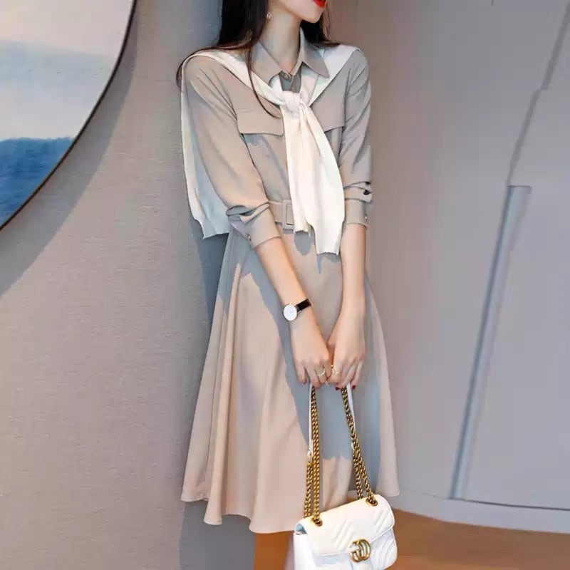 エレガントなロングフォーマルシャツワンピース。ウエストのベルトで綺麗なシルエットの大人上品なコーデにおすすめな一枚。カラー : クリーミーホワイト コーヒーグレーサイズ :S 着丈100cm x バスト86cm x 肩幅37cm x 袖丈5...