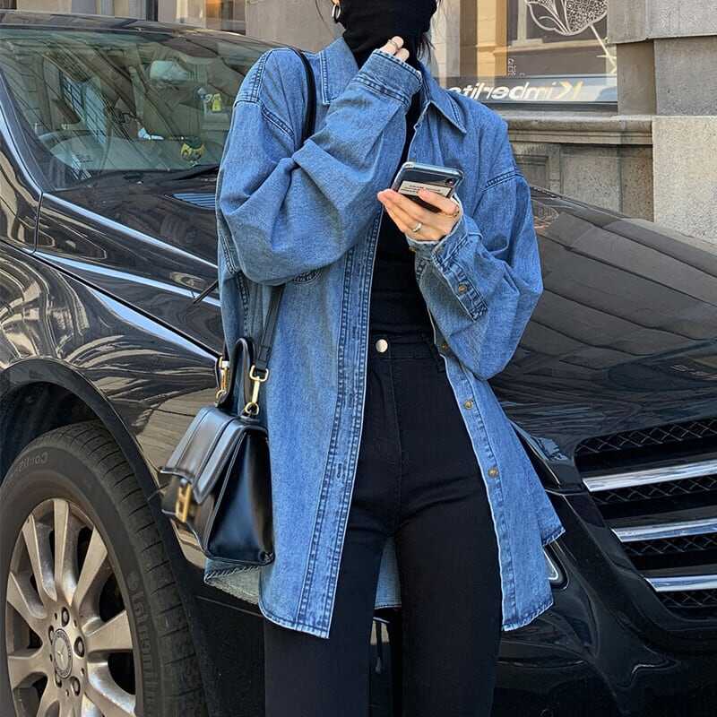 オールシーズンお使いいただけるデニムシャツ。ゆったりシルエットで羽織りとしてもお使いいただけます。シンプルなデザインのシャツは1枚は持っておきたいマストバイアイテムです。＜カラー＞ブルー＜サイズ(cm)＞XS/着丈73/バスト131/袖丈57/袖口21/肩幅/50S/着丈75/バスト135/袖丈58/袖口22/肩幅/52M/着丈77/バスト139/袖丈59/袖口23/肩幅/54L/着丈79/バスト143/袖丈60/袖口24/肩幅/56＜生地 or 材質＞ポリエステル※サイズは2-3センチの誤差がある場合があります。その場合はお客様都合で返品が可能です。※海外製品のため検品基準が日本とは異なり、検品はしておりますが縫製や仕立てに若干の甘さがある場合がございます。その場合はお客様都合で返品が可能です。※商品のカラー、素材は屋内や光源の度合で画像と誤差が出る場合がございます。その場合はお客様都合で返品が可能です。※お取り寄せ商品のためご注文後に欠品によるキャンセルになる場合がございます。在庫状況が不安な場合は購入前にご連絡頂ければ在庫確認を行いますので遠慮なくお申し付けください。製造ロットの関係上商品写真よりデザイン変更がある場合があります。その場合はお客様都合で返品が可能です。 ＜お客様都合で返品も可能で安心です。＞ ※商品到着後10日以内であれば、商品のイメージが違った、色味が違った、サイズが違った、デザインが違ったという理由でもお客様都合で返品が可能です。（返品時の送料のみお客様の負担になります。）よって、安心してご購入いただけます。＜納期に関しまして＞お取り寄せ商品のためご入金確認後、お届けまでに通常「10-24日程度」のお時間がかかります。また、通常以上のお時間がかかってしまう場合がございます。商品コード　lout0422