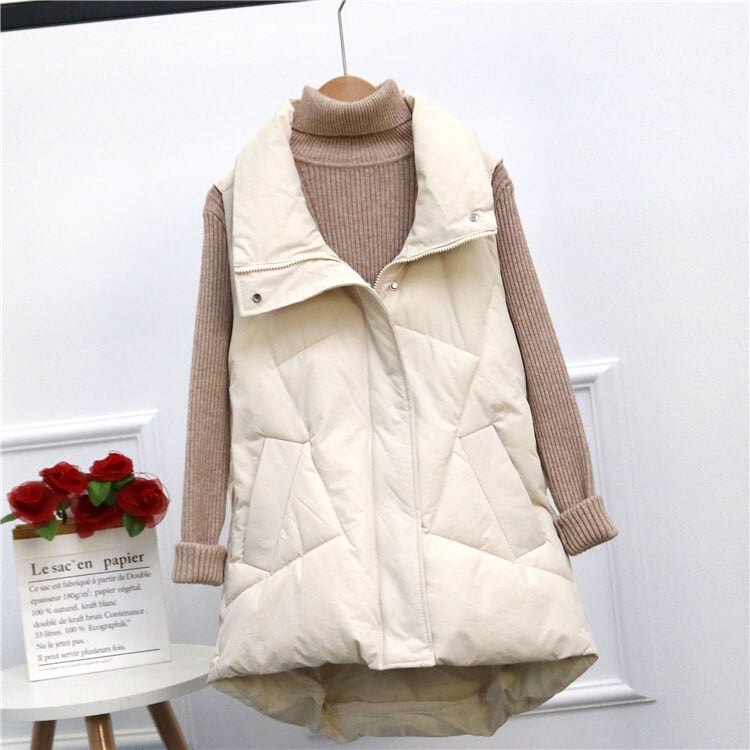 軽いのに保温性抜群の中綿ベストボリュームのあるトレンドのシルエットなので厚手のインナーも楽に着用できます。ジップアップ開閉で襟の高さを調節でき様々なスタイリングが楽しめます。＜カラー＞ブラック アイボリー＜サイズ(cm)＞M/肩幅40/バス...