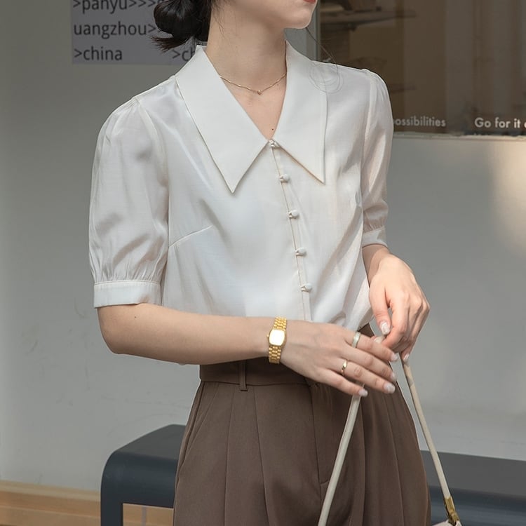 Short Sleeves - トップス ブラウス 袖あり 半袖 パフスリーブ シフォン サテン シルクタッチ クルミボタン かわいい 大人可愛い きれいめ シンプル カジュアル 上品 おしゃれ レトロ 大人女子 こなれ感