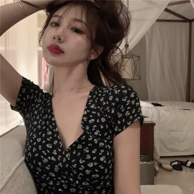 トップス シャツ ショート丈 袖あり 半袖 フレンチスリーブ Vネック タイト 細身 綿 かわいい 大人可愛い カジュアル おしゃれ 大人可愛い ラブリー キュート ガーリー セクシー 花柄