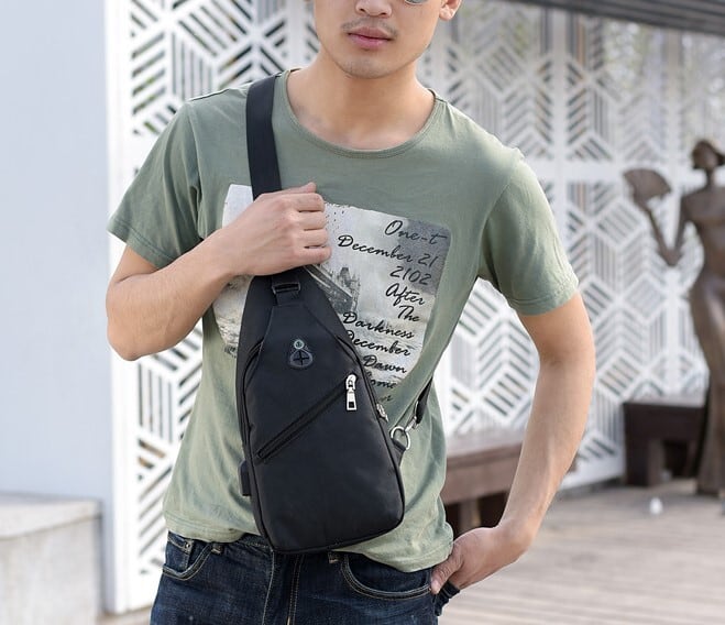 バッグ バック カバン かばん 鞄 ショルダーバッグ 肩掛けバッグ ワンショルダーバッグ 斜めがけバッグ 斜め掛けバッグ ボディバッグ ポリエステル 無地 軽量 軽い USBポート