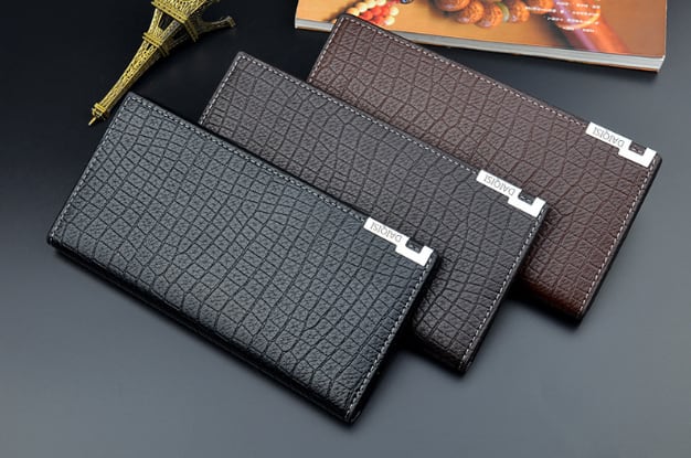 ワニ革風PUレザーの長財布です。シンプルな形ながら金属製のプレートがデザインのワンポイントになりさりげないおしゃれを楽しめます。財布を開くとカード入れ(中ベロ)がついており多くのカードを収納することができます。「カラー」ブラックダークブラウンライトブラウン高18.5cm横9cmマチ1.8cm PUレザー※サイズは2-3センチの誤差がある場合があります。その場合はお客様都合で返品が可能です。※海外製品のため検品基準が日本とは異なり、検品はしておりますが縫製や仕立てに若干の甘さがある場合がございます。その場合はお客様都合で返品が可能です。※商品のカラー、素材は屋内や光源の度合で画像と誤差が出る場合がございます。その場合はお客様都合で返品が可能です。※お取り寄せ商品のためご注文後に欠品になる場合がございます。その場合は代替品のご提供又はお客様都合で返品が可能です。※製造ロットの関係上商品写真よりデザイン変更がある場合があります。その場合は代替品のご提供又はお客様都合で返品が可能です。※在庫状況が不安な場合は購入前にご連絡頂ければ在庫確認を行いますので遠慮なくお申し付けください。 ＜お客様都合で返品も可能で安心です。＞ ※商品到着後10日以内であれば、商品のイメージが違った、色味が違った、サイズが違った、デザインが違ったという理由でもお客様都合で返品が可能です。（返品時の送料のみお客様の負担になります。）よって、安心してご購入いただけます。＜納期に関しまして＞お取り寄せ商品のためご入金確認後、お届けまでに通常「10-24日程度」のお時間がかかります。また、通常以上のお時間がかかってしまう場合がございます。BK0258