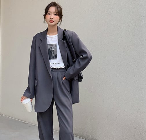 ゆったりとしたジャケットが大人っぽさと抜け感を演出してくれます。クラシックなワイドシルエットでゆったりとした着こなしができます。色展開グレーサイズSMLXLサイズ(cm)S/着丈71/胸囲114/肩幅38/袖丈57M/着丈72/胸囲118/肩幅39/袖丈58L/着丈73/胸囲122/肩幅40/袖丈59XL/着丈74/胸囲126/肩幅41/袖丈60サイズ(cm)S/裾丈100M/裾丈101L/裾丈102XL/裾丈103※サイズは2-3センチの誤差がある場合があります。その場合はお客様都合で返品が可能です。※海外製品のため検品基準が日本とは異なり、検品はしておりますが縫製や仕立てに若干の甘さがある場合がございます。その場合はお客様都合で返品が可能です。※商品のカラー、素材は屋内や光源の度合で画像と誤差が出る場合がございます。その場合はお客様都合で返品が可能です。※お取り寄せ商品のためご注文後に欠品になる場合がございます。その場合は代替品のご提供又はお客様都合で返品が可能です。※製造ロットの関係上商品写真よりデザイン変更がある場合があります。その場合は代替品のご提供又はお客様都合で返品が可能です。※在庫状況が不安な場合は購入前にご連絡頂ければ在庫確認を行いますので遠慮なくお申し付けください。 ＜お客様都合で返品も可能で安心です。＞ ※商品到着後10日以内であれば、商品のイメージが違った、色味が違った、サイズが違った、デザインが違ったという理由でもお客様都合で返品が可能です。（返品時の送料のみお客様の負担になります。）よって、安心してご購入いただけます。＜納期に関しまして＞お取り寄せ商品のためご入金確認後、お届けまでに通常「10-24日程度」のお時間がかかります。また、通常以上のお時間がかかってしまう場合がございます。lsu0157