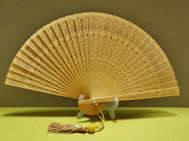 檜扇型白檀扇子／透かし彫り5／6.8寸女性用扇子女物扇子男女兼用／シルクファンアールデコブランドのサムネイル