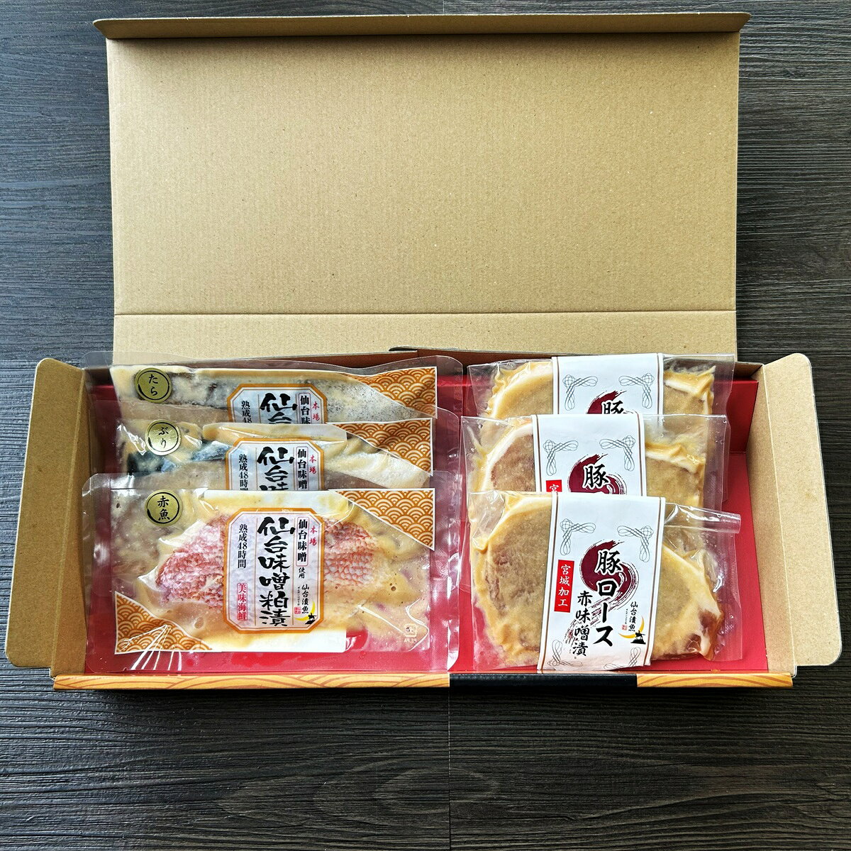秘伝の仙台味噌に丹念に漬け込んだ風味豊かな漬け魚と豚ロース味噌漬の特別なセットです。 【ご贈答 贈り物 ギフト ご自宅用 配送OK】 ご飯のおかずやお弁当にも、個包装なので便利にお使い頂けます。 プレゼント・大切な方の贈り物・ご自宅用にご用命ください。 商品説明 名称 漬魚・豚漬セット 原材料名 ・真たら仙台味噌粕漬70g×1P ・ぶり仙台味噌粕漬70g×1P ・赤魚仙台味噌粕漬70g×1P ・豚ロース味噌漬70g×3P 内容量 各1切6P入り 産地 真たら（国産） ぶり（国産） 赤魚（アメリカ産） 豚ロース（アメリカ産） 賞味期限 冷凍（-18℃以下）で約120日解凍後は冷蔵にて保管し5日以内にお召し上がりください。 保存方法 -18℃以下で保存して下さい。 備考 冷凍便でのお届けとなります。 【漬魚】味噌を軽くふきクッキングシートを敷き、弱火でじっくり焼き上げてお召し上がりください。 【豚ロース】予め味付け処理をしてありますので、中心部まで十分に加熱しお召し上がり下さい。 お歳暮 誕生日 お祝い ご贈答 ギフト 贈答 プレゼント 誕生日秘伝の仙台味噌に丹念に漬け込んだ風味豊かな漬け魚と豚ロース味噌漬の特別なセットです。