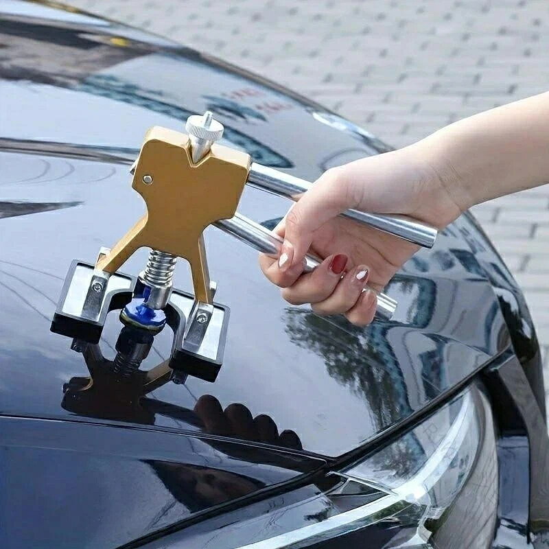 商品説明 車体にできた小さな凹み・へこみを自分で直せる便利なデントリペアツールです。 強力吸着のパッドと引き出しプーラー構造で、プロに頼らずDIYで手軽に修復可能。 接触面は傷防止ラバー仕様でボディを傷つけにくく、初心者でも扱いやすい設計です。 収納しやすいキット構成で、自宅に常備しておけば万一の時にも安心。 普通車・軽自動車・バンなど幅広い車種、ボンネットやドア、フェンダーなど多くのパーツに使用できます。 商品名 車 凹み 修復 ツール ボディリペア キット プーラー 工具 セット ゴールド 自動車 ドア ボンネット 鈑金 デントリペア ハンドツール DIY 修理 簡単操作 傷防止 吸着 強力 引き出し 工具セット 車体補修 修理道具 車用 主な特徴 ・ DIYで簡単ボディ補修 プロ不要、コストを大幅節約。 ・ 使いやすいハンドプーラー構造 吸着パッド＋引き出しツールで簡単操作。 ・ 工具セットで安心 凹み修復に必要な基本アイテムをひとつに。 ・ 傷防止設計 接触部に保護ラバーを採用し、ボディを傷つけにくい。 ・ スタイリッシュなゴールドカラー 視認性が高く、作業中の見失い防止にも。 ・ 幅広い車種に対応 普通車／軽自動車／バンなどに使用可能。 ・ 対応パーツが多い ボンネット・ドア・フェンダーなどに使用OK。 ・ 初心者OK 特別な技術不要、 でも扱いやすい。 カラー ゴールド 材質 アルミ合金 用途 自動車ボディの小さな凹み・へこみの引き出し修復 ご注意 ・塗装状態や材質によっては使用できない場合があります。 ・作業前に必ず目立たない箇所でテストしてください。 ・高温のパネルや極端に鋭い折れ・深い損傷は専門業者へご相談ください。 原産国／製造国: 中国 .車 凹み 直し 工具 セット デントリペア ツール プーラー 金属製 強力 吸着 調整可能 ラバー足 ボンネット ドア バンパー へこみ修理 板金工具 DIY ハンドツール 簡単操作 修復 補修 補正 自動車 バイク キズ ヘコミ パネル ボディ メンテナンス 作業道具 修復用工具 効率的 簡単 便利 耐久性 高品質 おすすめ 人気 ランキング セール。 指定された配送時間は承っておりません。 R1ゆりショップ