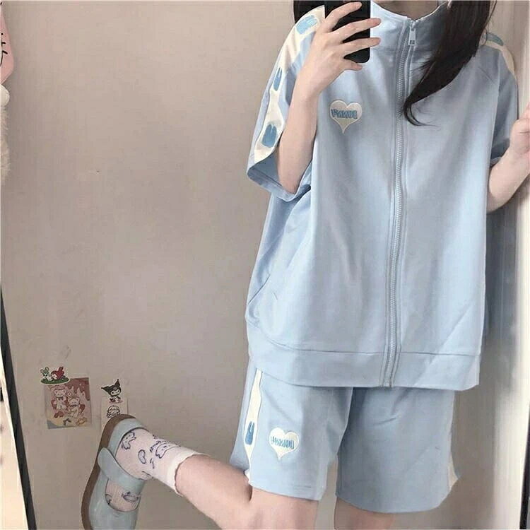 スリムフィットでスタイリッシュな女性のコーデの幅を広げる半袖パーカーとショートパンツの2点セットです 肌触りの良いさらっとした生地で着心地抜群 ゆったりとしたジャージで動きやすく、締め付け感もなく着心地いい。ウエストはゴム仕様で、動きやすくて脱着もしやすい。カジュアルコーデにはもちろん、スポーツやアウトドア、ルームウェア（部屋着）など様々シーンで活躍してくれる サイズ S M L XL サイズについての説明 S ス着丈(62cm) 袖丈(33cm) バスト(104cm) パンツ丈(39cm) ヒップ(100cm) 太もも回り(54cm) 体重参考(30-42.5kg) M ス着丈(64cm) 袖丈(34cm) バスト(108cm) パンツ丈(40cm) ヒップ(104cm) 太もも回り(58cm) 体重参考(42.5-52.5kg) L ス着丈(66cm) 袖丈(35cm) バスト(112cm) パンツ丈(41cm) ヒップ(108cm) 太もも回り(62cm) 体重参考(52.5-65kg) XL ス着丈(68cm) 袖丈(36cm) バスト(116cm) パンツ丈(42cm) ヒップ(110cm) 太もも回り(66cm) 体重参考(65-77.5kg) ※測定方法によって誤差が生じますので、予めご了承下さい。 素材 ポリエステル 色 ブルー(上下セット) ピンク(上下セット) 備考 ●サイズ詳細等の測り方はスタッフ間で統一、徹底はしておりますが、実寸は商品によって若干の誤差(1cm〜3cm )がある場合がございますので、予めご了承ください。 ●商品の色は、撮影時の光や、お客様のモニターの色具合などにより、実際の商品と異なる場合がございます。あらかじめ、ご了承ください。 ●製品によっては、生地の特性上、洗濯時に縮む場合がございますので洗濯時はご注意下さいませ。 ▼色味の強い製品によっては他の衣類などに色移りする場合もございますので、速やかに（脱水、乾燥等）するようにお願いいたします。 ▼生地によっては摩擦や汗、雨などで た時は、他の製品に移染する恐れがございますので、着用の際はご注意下さい。 ▼生地の特性上、やや匂いが強く感じられるものもございます。数日のご使用や陰干しなどで気になる匂いはほとんど感じられなくなります。 .レディース 専用 の 2点セット ジャージ は 春夏 に 適 な 半袖 スウェット パーカー と 前開き ショートパンツ の 上下セット です。地雷系 ファッション に ぴったり の スポーツウェア として おすすめ で、快適 な 着心地 と 動きやすさ を 両立 しています。。 指定された配送時間は承っておりません。 りれーしょん23 市場店