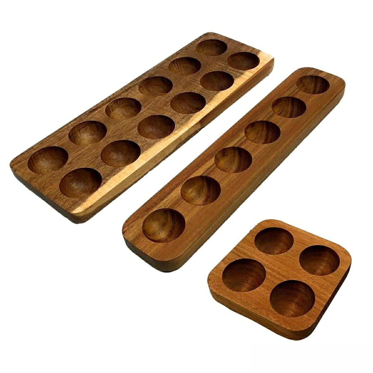 おしゃれでかわいい木製のたまごケースです。お料理の気分も思わず上がりそうな絵になるシンプルなデザインです。アウトドアでのクッキングでもインスタ映えして素敵ですよ。また、ピアスなどの 入れとしてのご使用もおすすめです。素材 木※天然木を使用しているため、色味は商品により異なります。当店は他の店舗と在庫を共有し、商品の販売をおこなうとおりますため、ご注文をいただいた商品が在庫切れの状態になっている可能性をご承知おきください。通常の商品は発送まで約5日間を予想しておりますが、発送前には全ての商品を精密に検査いたしますが、万一商品の汚損・破損・故障や在庫不足の状況が発生した場合は、当店より3営業日以内に電話または電子メールにてご連絡いたします。その際はご不便をおかけいたしますが、ご了承のほどよろしくお願いいたします。