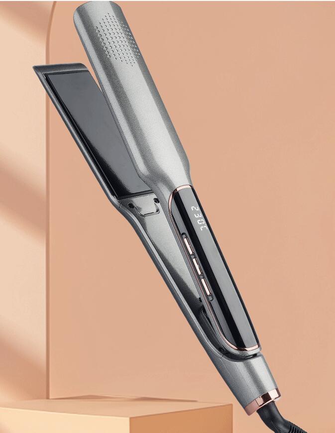 spec品名:チタンヘアアイロン番号: JS-801/JS-802プレートサイズ: JS-801:約40x117mm JS-802:24x117mm本体サイズ:JS-801: 約50x330mm JS-802:約30x330mm消費電力: JS-801:72W JS-802:55W本体重量: JS-801:395g JS-802:345g電源電 : AC100-240V 50/60Hz消費電力:55W温度: 約100-220℃温度切替数: 13段階(10℃刻み)特徴 チタンヘアアイロン 3Dクッションプレート Aliliy ヘアアイロンは鏡のような ーチタニウムプレートを採用し、滑りやすさと熱伝導性の高さによって、熱や摩擦によるダメージを抑えながら、ツヤと潤いのある髪に仕上げます。また、従来製品より3 滑らかなプレートを搭載することで摩擦による髪のダメージを抑えます。滑らかなプレートで髪が引っ張らない。また立ち上がりが速い(180℃の場合約25秒)、忙しい朝でも時短スタイリングを可能です。上下自由に動く3Dクッションプレートでどんな方向からも均一に力が入るので、自然に綺麗なストレートになります。更に耐久性に優れているので、長期間使える点も魅力です。 千万級マイナスイオン サラサラ ストレートヘアアイロンが3000万マイナスイオン発生器を搭載して、髪の水分を保つ役割を果たすといわれており、キューティクルがヘアアイロンの熱で傷つかないように守ってくれます。髪にツヤと潤いを与えて、サロン帰りのようななめらかさ。また、髪の内部にある水分をしっかり保つことで、スタイリングが湿気や汗で崩れづらくなります。ダメージを軽減したい方だけでなく、髪型をしっかりキープしたい方にもおすすめです。 24mm・40mmプレート 2wayカール ストレート ヘアアイロンの24mm・40mmプレートで、ストレートはもちろん、カールの場合は、コテ32mmと同じです。これ一本で、カールとストレート、その日の気分に合わせて、スタイリングを楽しめます。初心者の方でも思い通りのヘアセットが可能になります。ショートヘアからロングヘアまで万能に使えるので、男女両用タイプです。パッケージ内容:Aliliyチタンヘアアイロンx1、ヘアクリップx2、日本語取扱説明書x1。ストレー 幅広プレート 40mm カー グレー ホワイト Normal (24mm) Wide (40mm)