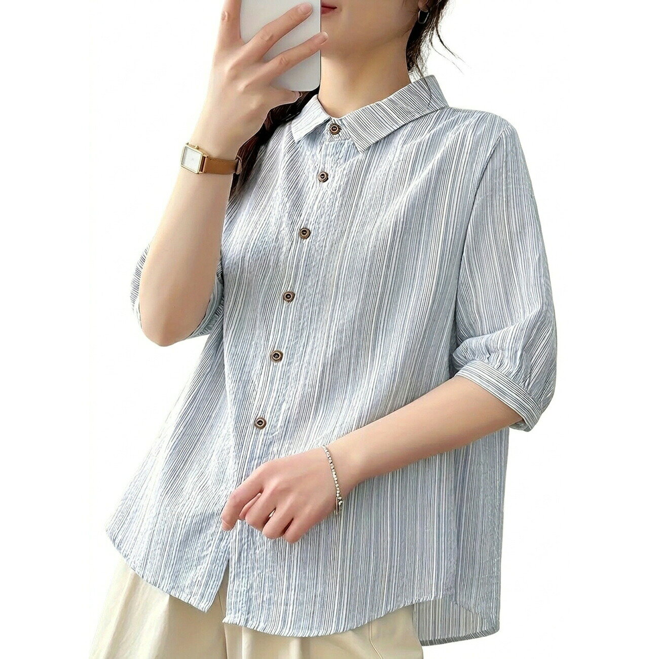 説明【商品紹介】◆[S] バスト:104 着丈:62 / [M] バスト:112 着丈:63 / [L] バスト:120 着丈:64◆【爽やかなストライプ柄】清涼感のあるストライプシャツは、独特の凸凹感が特徴のサッカー生地を採用しました。肌に触れる面積が少ないため、汗をかいてもベタつきにくく、涼やかな印象を演出します。レディースシャツとして、春夏のお出かけやデイリーシーンにぴったりな爽やかな一枚に仕上がっています。◆【天然コットン100%の優しさ】お肌に優しいコットン100%素材を使用しており、優れた吸汗性と通気性を発揮します。ブラウス全体に施された細かなシワ加工が、アイロンいらずでお手入れも簡単です。ナチュラルな風合いが魅力のカジュアルシャツは、忙しい朝でもサッと羽織るだけでおしゃれが決まる頼もしい味方です。◆【リラックス感のある着心地】ゆったりとしたシルエットが体のラインを拾わず、華奢見えを叶える半袖シャツです。五分袖に近い袖丈が気になる二の腕を自然にカバーし、快適な動きやすさを提供します。軽やかな着心地のトップスは、夏のレジャーからショッピングまで、長時間の着用でもストレスを感じさせません。◆【細部までこだわったデザイン】落ち着いた色合いのボタンがアクセントになり、シンプルながらも個性が光るストライプブラウスです。丁寧な縫製で作られたシャツブラウスは、洗濯を繰り返しても型崩れしにくく、長く愛用いただけます。カジュアルすぎない端正な襟元が、大人の女性にふさわしい清潔感のある着こなしをサポートします。【洗濯の注意事項】シャツ レディース ストライプ ブラウ トップス シャツ ブラウス 続々登場 S M L