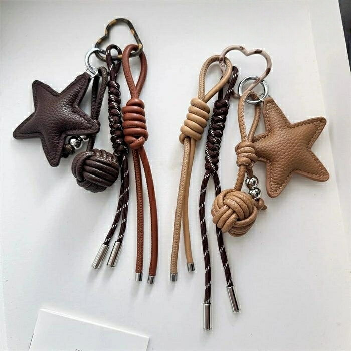 商品内容:バッグチャーム素材:ポリエステルカラー:カーキ色/コーヒー色生産国:中国【注意事項】※海外製品の為、実寸が多少異なる商品も御座います。1、PC環境・光の具合により、色や素材のイメージが写真と若干異なる場合がございます。2、商品写真はできる限り実物の色に近づけるよう加工しておりますが、お客様のお使いのモニター設定、お部屋の照明等により実際の商品と色味が異なる場合がございます。3、採寸については慎重に行っておりますが、前後1-3cm程度の誤差はご容赦いただけますようお願い致します。4、こちら未開封品に限り返品可能となります。(返送時送料はお客様にご負担頂いております)バッグチャーム 星 スター レザー 大 バッグ バッグ用アクセサリー バッグチャーム 早い者勝ち カーキ色 コーヒー色