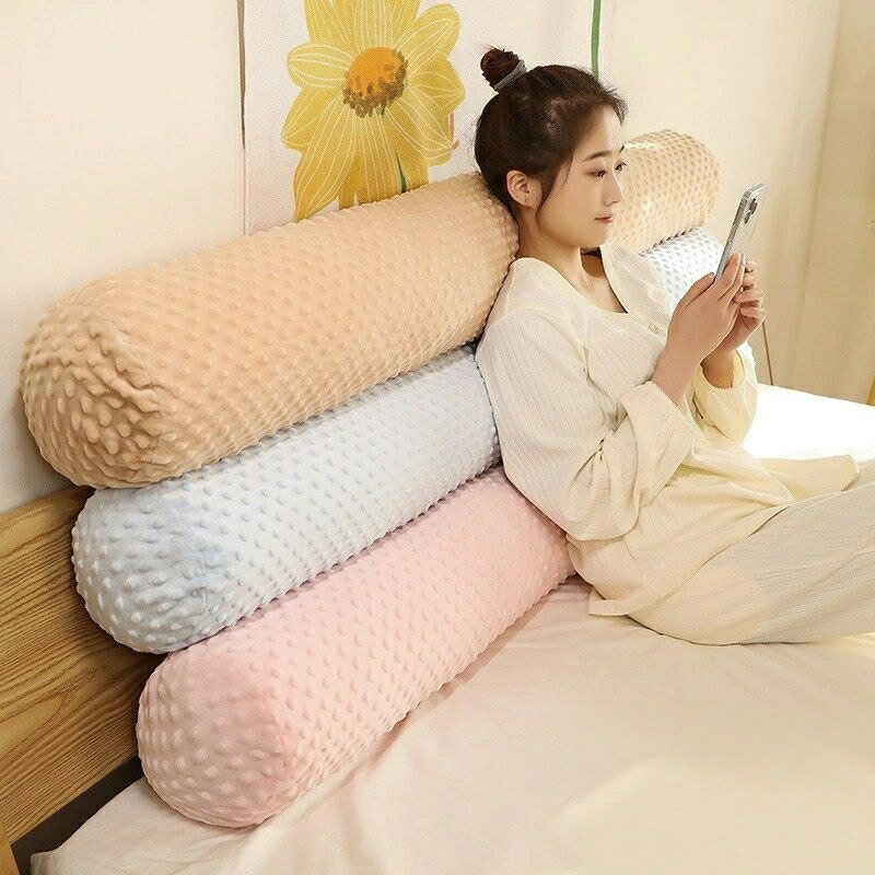 ※商品情報カラー:ブルー、コーヒー、ピンク、イエロー、グレー材質: ポリエステルサイズ:約60cm、1m、1.5cm【優れた素材】この枕は豪華で高弾性のPP綿でできており、柔らかくふわふわした感触、超柔軟、通気性に優れ、操作が簡単です。ロングピロー, 吸湿性、速乾性に優れた素材です。抱き枕。【使い心地良い】ふっくらとしたpp綿がたっぷり詰まっており、ボリュームたっぷりです。 どの姿勢でも抱き心地が良く、抱き枕に寄り添うのも快適です。枕抱き枕。【完璧なプレゼント】可愛い、ストレス解消、柔らかい、癒し、子供、仲良し、彼氏、誕生日プレゼント、抱き枕、おもちゃ、大切な方への贈り物、感謝したい方への贈り物としても最適です。 お部屋の装飾としてもお使いいただけます。【コンパクトな梱包】抱き枕を取り出した後、体をリラックスさせ、通気性の良い場所に置くとふわふわになります。※ご購入頂前にかならずご確認下さいませ。※商品ページに記載のサイズと商品タグに記載のサイズは、採寸方法の違い(ヌード寸法・製品寸法)により表記が異なる場合がございますので予めご了承下さい。※お使いのスマホの画面やパソコンのディスプレイにより、実物とは色合いや色の濃淡が異なって見える場合がございますのでご留意くださいませ。抱き枕 気持ちいい もちもち ロング 寝具 枕 抱き枕 腰枕 新登場! ブルー コーヒー ピンク イエロー グレー 60cm 1m 1.5m
