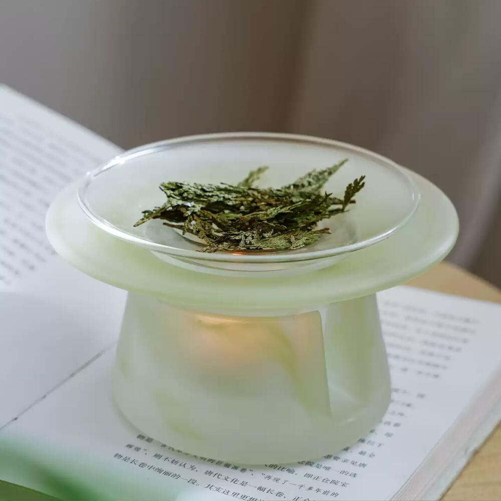 商品情報商品名瑠璃 茶香炉商品品番素材耐熱ガラス(耐熱温度100℃)サイズ本体の幅広さ:14.8cm; 高さ:7.8cm断熱トレー:直径約13cm※サイズは当店計測サイズとなります。商品は手作り製品のため、若干の個体差が生じます。使う方の提案お部屋・リビング・ヨガ室・リラックスタイム・読書の隅・入浴前の準備・朝の目覚め・夜のバスタイム・オフィスの小休憩・母の日・誕生日・結婚祝い・引越し祝い・新生活・女子会の贈り物として注意事項※ガラス食器は、製造過程上、ゆがみ・表面の細かいキズ・細かい気泡・底部及び側面のシワ跡・冷却時の水滴汚れ・曇り現象のような状態が若干発生します。これらは使用上商品の特性を減少させるものではございませんので安心してお使いください。※茶香炉1 点につき断熱トレー 1 枚のみを同梱しております。ご了承のうえ、ご購入下さい。※こちらの商品は手作り製品のため、個体ごとに色に多少の差異が生じる場合がございます。上記規定の対象外の品に関してのご返品・ご交換は、【お客様都合】とさせて頂きます。【お客様都合】でのご交換・ご返品の場合は、往復の送料はお客様のご負担となります。ご了承のうえ、ご購入下さい。安全・安心ご購入後、万が一商品に不具合がある場合(初期不良など)は、1ヶ月以内に無償で交換いたします。他の人気商品もチェック!瑠璃 茶香炉 ロマンチック アロマポッ ホワイト グリーン ブラック ピンク瑠璃 茶香炉 ロマンチック アロマポッ ホワイト グリーン ブラック ピンク