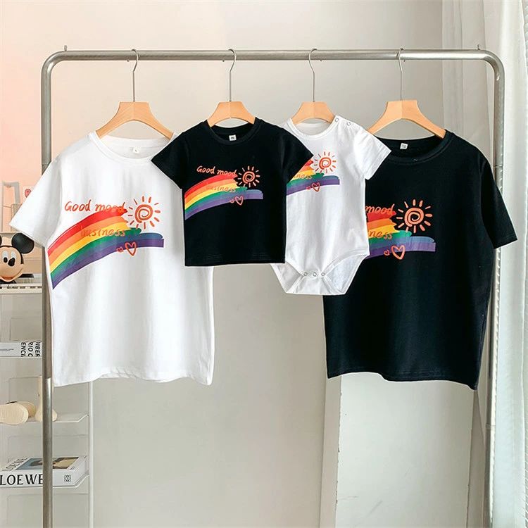 親子ペア tシャツ 赤ちゃん ロンパース 半袖 夏 男の子 女の子 家族お揃い リンクコーデ トップス 親子 ペアルック 親子コーデ ベビー服 新生児 親子お揃い 家族おそろい服 プレゼント ママ パパ キッズ 子供 大人 記念撮影 可愛い 娘 息子 出産祝い おしゃれ 誕生日 虹色親子ペア tシャツ 赤ちゃん ロンパース 半袖 夏 男の子 女の子 家族お揃い リンクコーデ トップス 親子 ペアルック 親子コーデ ベビー服 新生児 親子お揃い5親子ペア tシャツ 赤ちゃん ロンパー ブラック ホワイト ベビー(ロンパース)66 ベビー(ロンパース)73 ベビー(ロンパース)80 ベビー(ロンパース)90 子供(Tシャツ)80 子供(Tシャツ)90 子供(Tシャツ)100 子供(Tシャツ)110 子供(Tシャツ)120 子供(Tシャツ)130 子供(Tシャツ)140 子供(Tシャツ)150 大人S 大人M 大人L 大人XL 大人XXL 大人3XL 大人4XL