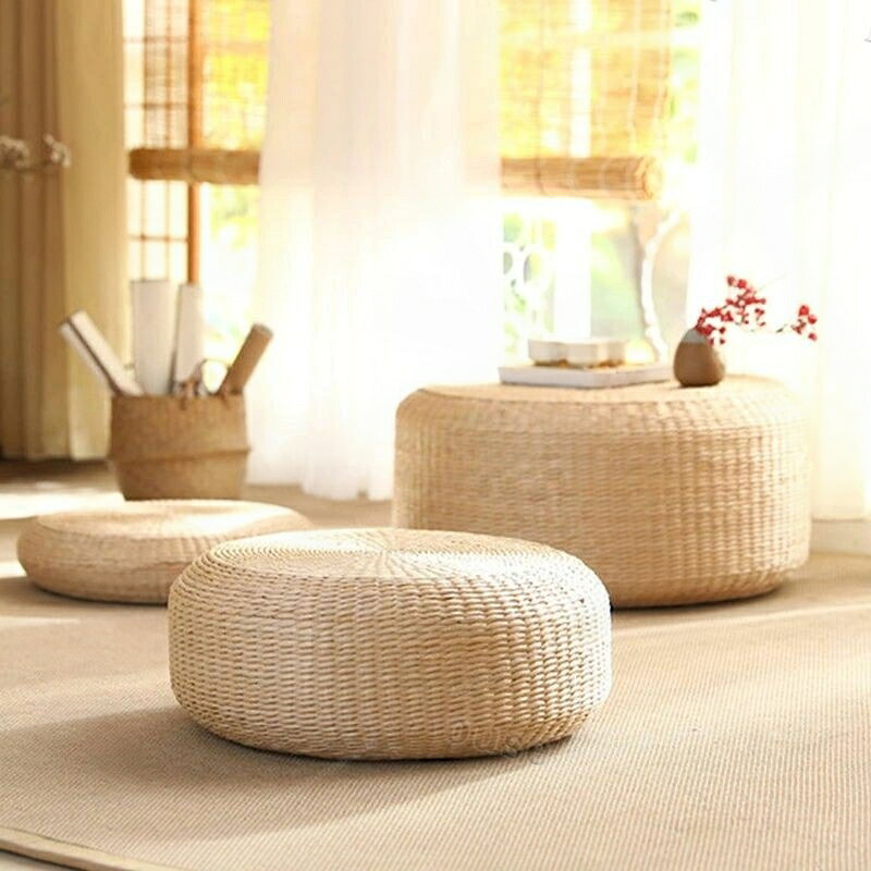 商品説明:仕様1:厚さ10cm(持ち手付き)厚さ20cm(持ち手なし)厚さ30cm(持ち手なし)仕様2:直径40cm直径45cm直径50cm直径60cm直径70cm【快適な座り心地】ざっくりとしたナチュラルな編み目が素朴な雰囲気を醸し出します。畳のような爽やかな感触です。この丸座布団風の座布団は座り心地も良く、とってもおすすめです!【美しい丸座布団】スタイリッシュなカラーでどんなお部屋にもマッチします。この布団座布団は、手軽にスタイリッシュな雰囲気を演出でき、インテリアとしてもアクセントとしてもお使いいただけます。リビングや和食レストランなど、どんな空間にもマッチします。【人気の和風座布団】シンプルでクラシックなデザインは、インテリアやどんなお部屋にもぴったりです。【用途】和風布団、普段使いの布団、窓辺のクッション、瞑想用クッション、ヨガマットなど。【天然素材】厳選されたガマ草を使用し、化学添加物不使用で安心してお使いいただけます。伝統的な藁編み文化と現代的な装飾コンセプトの融合により、滑らかで美しいデザインが生まれています。【多用途】畳は、椅子、足置き、フロアマット、ダイニングチェア、バルコニーソファ、カウチ、クッション、ヨガマットなど、様々な用途にお使いいただけ、快適な座り心地を提供します。わら 蒲草座布団 天然草マット 筵パッ ハンドル付き厚さ10cm ハンドルなしの厚さ20cm ハンドルなしの厚さ30cm 直径40cm 直径45cm 直径50cm
