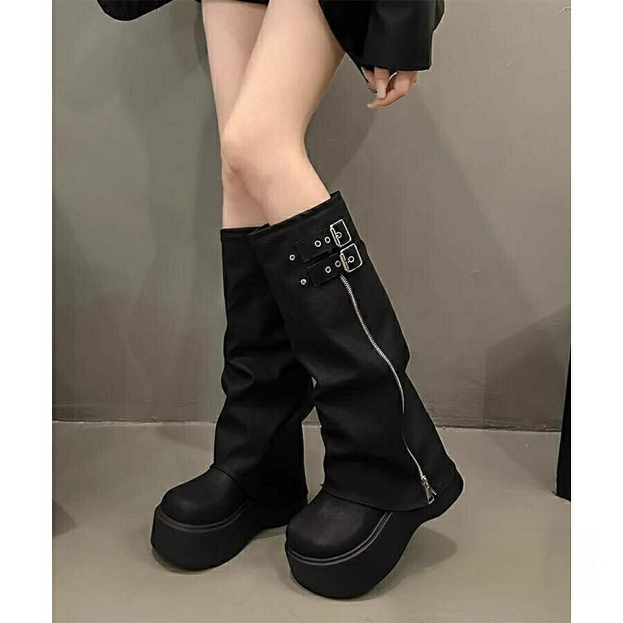 甲素材:合成皮革底素材:合成底カラー:ブラック/ブラウンサイズ:22.5cm/23.0cm/23.5cm/24.0cm/24.5cm[22.5]長さ:約22.5cm 幅:約11.0cm 筒丈:約30.5cm 履き口周り:約37.5cm[23.0]長さ:約23.0cm 幅:約11.3cm 筒丈:約31.0cm 履き口周り:約38.0cm[23.5]長さ:約23.5cm 幅:約11.6cm 筒丈:約31.5cm 履き口周り:約38.5cm[24.0]長さ:約24.0cm 幅:約11.9cm 筒丈:約32.0cm 履き口周り:約39.0cm[24.5]長さ:約24.5cm 幅:約12.2cm 筒丈:約32.5cm 履き口周り:約39.5cmヒール(全サイズ):約5.5cmプラットフォーム(全サイズ):約4.0cm重さ(両足):約961g-1046gレディース フレアワイドシャフト ワークブーツ ストリート風 お洒落 エンジニアブーツ 歩きやすい 美脚脚長かっこいい靴こなれ感のあるルーズシルエットが魅力のロングブーツ。カバーロングブーツ厚底 ルーズシルエッ レディース靴 ブーツ ウエスタン 早い者勝ち ブラック ブラウン 22.5cm 23.0cm 23.5cm 24.0cm 24.5cm