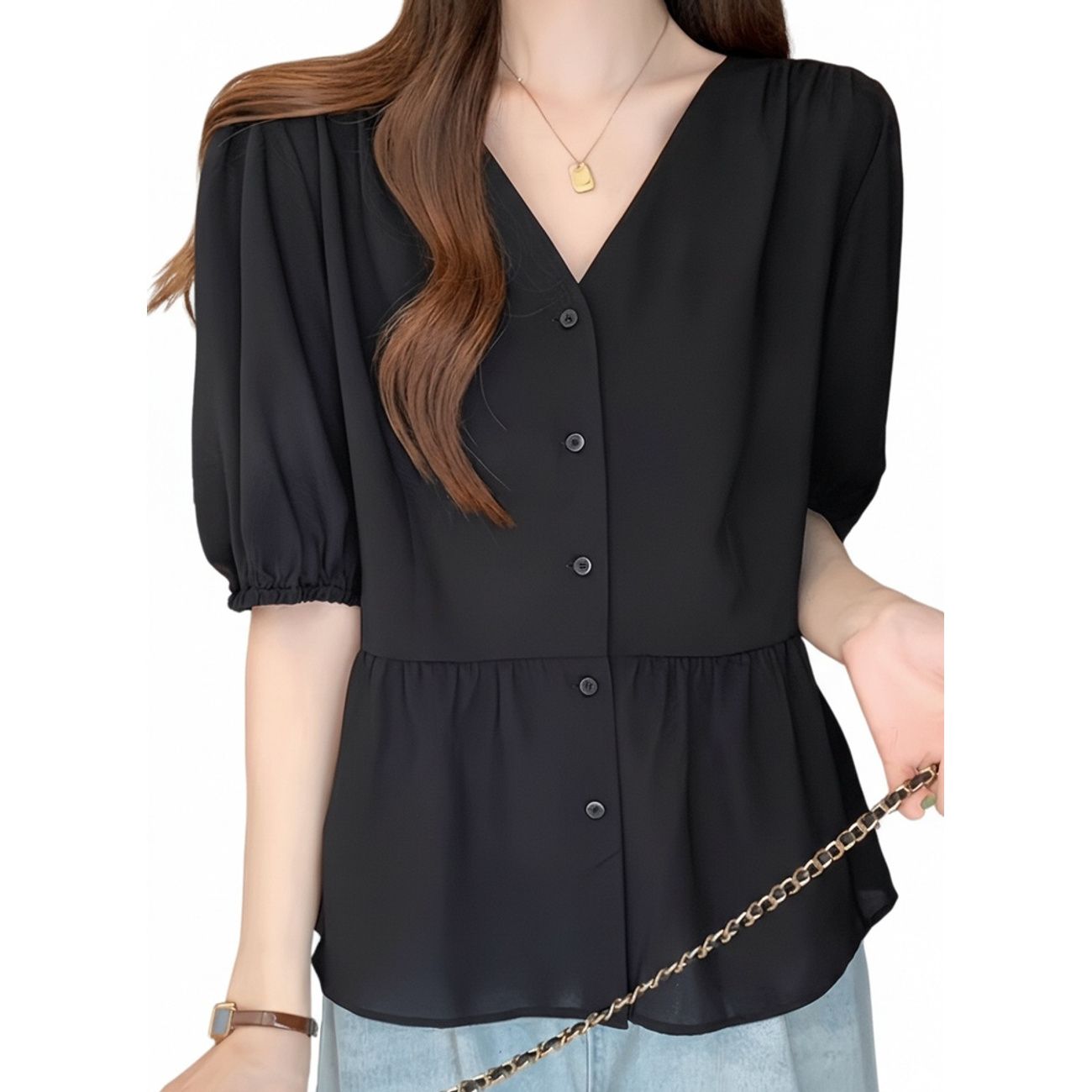 説明【商品紹介】◆[M] バスト:102 着丈:62 / [L] バスト:108 着丈:63 / [XL] バスト:114 着丈:64◆【エレガントなデザイン】このブラウス レディースは、デコルテを美しく見せるVネック シャツのカットが特徴で、お顔周りをスッキリと明るい印象に導きます。ふんわりとしたパフスリーブ トップスが二の腕を優しくカバーし、女性らしい華奢なラインを演出。上品な素材感は肌馴染みが良く、日常の装いに洗練された華やかさをプラスします。◆【スタイルアップ効果】腰回りにギャザーを寄せたペプラム ブラウスのシルエットが、気になる体型を自然にカバーしつつ、高い位置でのウエストマークを実現します。半袖 カットソーのように軽やかに着こなせるのに、くびれを強調するデザインできれいめ 上着としての品格もキープ。着るだけで自信が持てる、魔法のような一着に仕上げました。◆【至福の着心地】厳選された軽やかな素材を採用したこのVネック シャツは、蒸し暑い季節でも肌にまとわりつかず、一日中さらりとした爽快感を保ちます。ゆとりのあるパフスリーブ トップスは通気性も抜群で、動きやすさと可愛らしさを両立。通勤から休日のお出かけまで、どんなシーンでもリラックスして過ごせる極上の肌触りをお楽しみください。◆【イージーケアで美しく】シワになりにくい高品質なブラウス レディースは、お洗濯後も型崩れしにくく、忙しい毎日のアイロンがけの手間を大幅に軽減します。細部まで丁寧に仕上げられた半袖 カットソーは、繰り返しの着用でも美しさが持続する耐久性も自慢です。手間いらずで常に清潔感のある印象を保てるため、大人の女性のワードローブに最適です。【洗濯の注意事項】ブラウス レディース 半袖 五分袖 V レディースファッション 新登場! M L XL