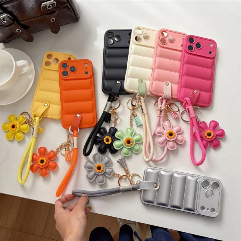 カラフルで可愛い花のデザイン花の形をした可愛いチャームがついており、スマートフォンを個性的に演出。華やかなアクセントを加えます。高品質なPUレザー素材高品質のPUレザーを使用し、滑らかで触り心地が良いだけでなく、耐久性も抜群です。便利なストラップ付き肩掛けや手持ちができるストラップ付きで、持ち運びがとても便利です。軽量でスマートなデザイン軽量で持ちやすく、ポケットやバッグにすっきりと収納できます。外出時に最適です。全面保護と衝撃吸収TPU素材と一体化したケースは、衝撃を吸収し、スマホをしっかりと保護します。