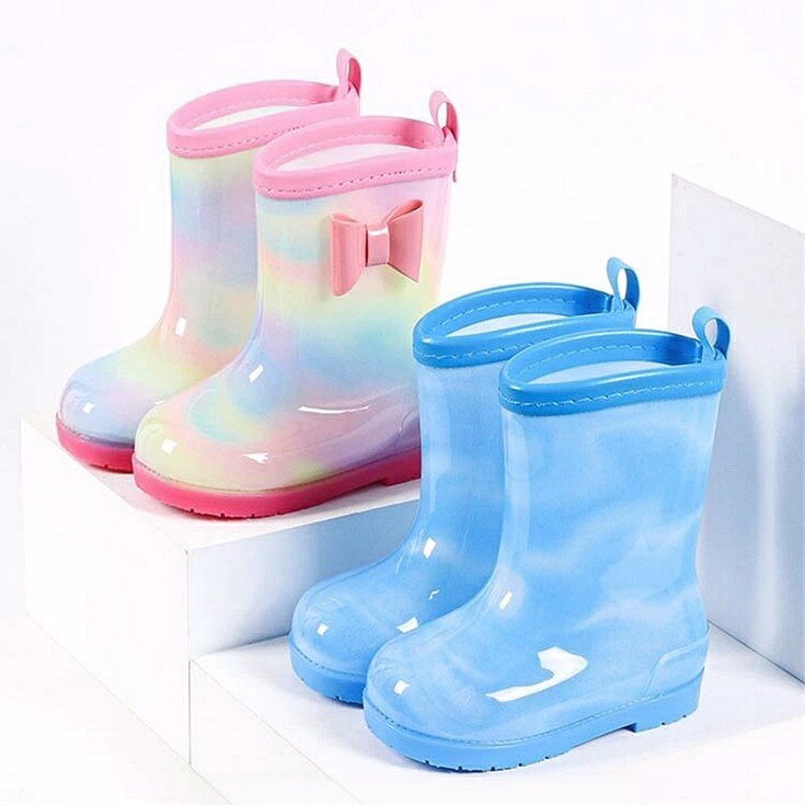 【カラー】:ピンクA、ピンクB、ピンクC、ブルーA、ブルーB、ブルーC【生地】:ポリ塩化ビニル(PVC)【サイズ】:内丈15cm、16cm、17cm、18cm、19cm、20cm、21cm、22cm、23cm、24cm注意事項:※ 平置き素人採寸ですので多少の誤差はご容赦下さい。※ モニタ環境によって、商品の色合いが多少違う場合があります。※ 少々匂いがありますが、置いたままで2-3日くらいになくなりますので、ご安心ください。※ 発送時も簡易梱包の為、お受け取り時にたたみ皺が有ると思いますが、ご了承ください。子供用キッズベビー女の子男の子レインシ キッズ ベビー マタニティ 続々入荷中 ピンクA ピンクB ピンクC ブルーA ブルーB ブルーC 15cm 16cm 17cm 18cm 19cm 20cm 21cm 22cm 23cm 24cm