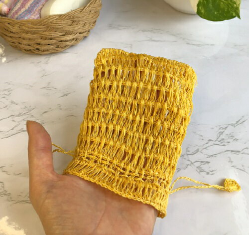 【洗顔生糸2Wayミトン_約8×12センチ巾着型】 生 シルク 洗顔ミトン 乾燥 ニキビ 毛穴づまり 肌トラブル 天然 オーガニック 角質 角栓 ニキビ 毛穴ケア 天然 肌に優しい おすすめ 洗顔グッズ 洗顔パフ 洗顔タオル 浴用タオルのサムネイル