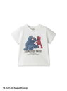 SESAME STREET MARKET（セサミストリートマーケット）【BABY】 フォトプリントTシャツ【ベビーフォトプリントTシャツ】セサミストリートの人気キャラクターが大胆にプリントされたTシャツシリーズ。まるでテレビのワンシーンから出てきたような雰囲気で着るだけで気分を上げてくれます。脱着しやすいように肩にスナップボタンを付けてます。親子、兄弟姉妹でお揃いができる楽しいアイテムです。※照明の関係により、実際よりも色味が違って見える場合があります。またパソコン・スマートフォンなどの環境により、若干製品と画像のカラーが異なる場合もございます。予めご了承ください。商品の色味は、商品単品画像をご参照下さい。※商品画像はサンプルのため、色味やサイズ等の仕様に変更がある場合がございますので、予めご了承ください。セサミストリートマーケットエルモクッキーモンスタービッグバード型番：SSMBCT239722-J9-4g JX2181【採寸】サイズ着丈バスト袖丈肩幅前下がり7035cm59cm9cm23.5cm6.4cm8037cm63cm9.5cm25cm6.4cm商品のサイズについて【商品詳細】中国素材：綿100％サイズ：70[72]、80[73]※画面上と実物では多少色具合が異なって見える場合もございます。ご了承ください。商品のカラーについて 【予約商品について】 ※「先行予約販売中」「予約販売中」をご注文の際は予約商品についてをご確認ください。■重要なお知らせ※ 当店では、ギフト配送サービス及びラッピングサービスを行っておりません。ご注文者様とお届け先が違う場合でも、タグ（値札）付「納品書 兼 返品連絡票」同梱の状態でお送り致しますのでご了承ください。 ラッピング・ギフト配送について※ 2点以上ご購入の場合、全ての商品が揃い次第一括でのお届けとなります。お届け予定日の異なる商品をお買い上げの場合はご注意下さい。お急ぎの商品がございましたら分けてご購入いただきますようお願い致します。発送について ※ 買い物カートに入れるだけでは在庫確保されませんのでお早めに購入手続きをしてください。当店では在庫を複数サイトで共有しているため、同時にご注文があった場合、売切れとなってしまう事がございます。お手数ですが、ご注文後に当店からお送りする「ご注文内容の確認メール」をご確認ください。ご注文の確定について ※ Rakuten Fashionの商品ページに記載しているメーカー希望小売価格は、楽天市場「商品価格ナビ」に登録されている価格に準じています。 商品の価格についてSESAME STREET MARKETSESAME STREET MARKETのベビー肌着・新生児服マタニティウェア・ベビー用品ご注文・お届けについて発送ガイドラッピンググッズ3,980円以上送料無料ご利用ガイド