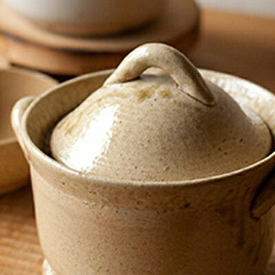 三重県の萬古焼ブランド「4th-market(フォースマーケット)」の3合炊き用の土鍋。日本の伝統工芸の一つである萬古焼は、耐熱性もバッチリで、磁器の硬さと陶器のやわらかさ、そして吸水性を併せ持っている優秀な焼き物です。