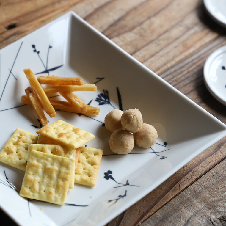 角皿 正方形 Mustakivi ムスタキビ お皿 収納 プレート 陶器 北欧 北欧食器 箱入り 石本藤雄 電子レンジ 日本製 食洗機可 食洗機対応 キッチン 食器 皿 おしゃれ かわいい 20.5cm MICHIKUSA ミチクサ 3