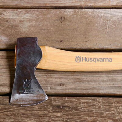 【正規品】ハスクバーナ キャンプ用斧 63-01 [品番：576 92 63-01]　Husqvarna ハスクバーナ 薪割り 斧 薪 薪割り 斧 手斧 キャンプ用品　キャンプ 斧 アウトドア 手斧 ナイフ 手斧 38cm 薪 割 棚　薪割り道具 おの