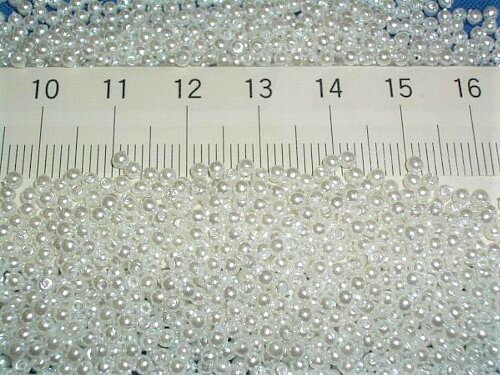 アピール抜群、集魚アップ、パールビーズ。 パール系の輝きで釣果アップ間違いなし！！ チモト夜光塗りや発光玉ソフトなどと組み合わせると、さらに効果を発揮。 使い方は簡単、鈎を結んだハリスにビーズを通し、モトスに連結するだけ。 外径サイズ／内径サイズ／数量 2mm／0.8mm／約90個 3mm／1mm／約60個 4mm／1mm／約45個 ※樹脂ビーズの為、樹脂や塗装のカスが付着している場合がございます。不良品ではございません。あらかじめご了承ください。