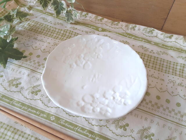三つ足彫文皿(乳白)「訳あり」『アウトレット込』