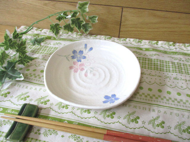 【店長おすすめ!!】白い器にお花模様渦巻き中皿「訳あり」『アウトレット込み』