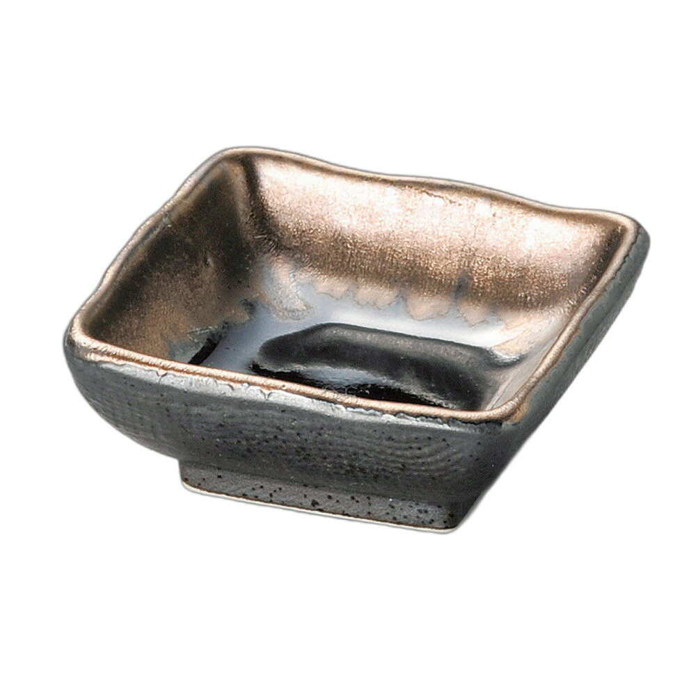 [商品名]　天目金彩角千代口[素材]　陶磁器[寸法]　7.1×7.1×2.7cmお店からご自宅まで、季節を問わず、様々なシーンでご利用いただける商品です。[ 7.1×7.1×2.7cm ] 陶磁器 一部の商品はメーカーよりお取り寄せとなりますので、納期が前後することがございます。あらかじめご了承ください。商品によっては手造りのため、写真と色・かたちが若干異なることがございます。われものですので丁重に梱包させていただいておりますが、ご質問などございましたらお気軽にお問い合わせください。ご注文に関する注意事項は 【こちら】ご購入前にご確認ください。